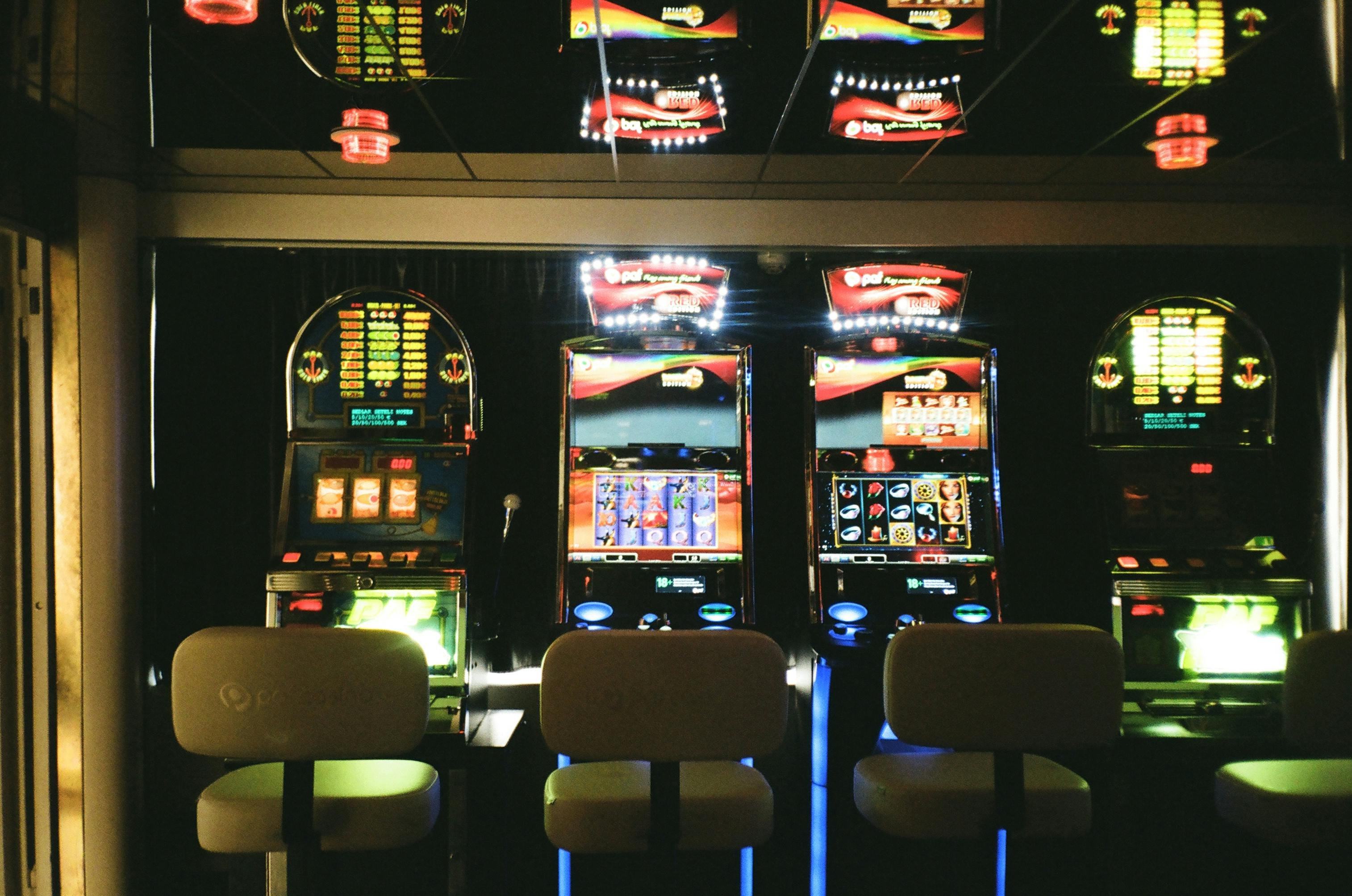 မြန်မာ ကစားသမား ဖုန်းမှ Slot ဂိမ်း ကစားနေသောမြင်ကွင်း